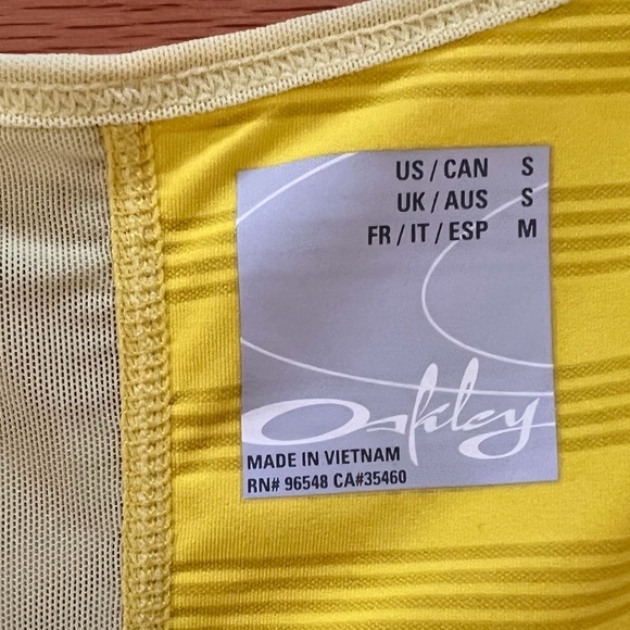 3/$25.00 🛍 
Oakley Run/workout tank top - Picture 3 of 6